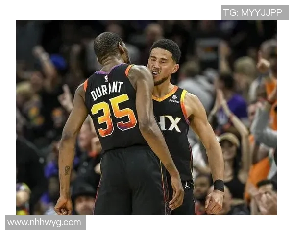 杜兰特与足球巨星同框合影展现跨界友谊与运动魅力