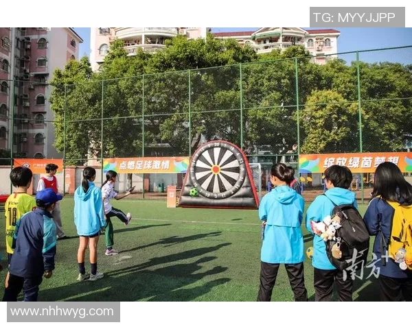 排队猜足球明星活动趣味十足参与者热情高涨共同分享足球激情